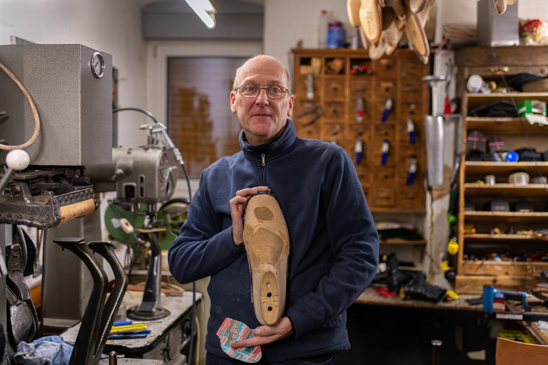 Axel Gemmel mit einem Schuhleisten in seiner Meisterwerkstatt